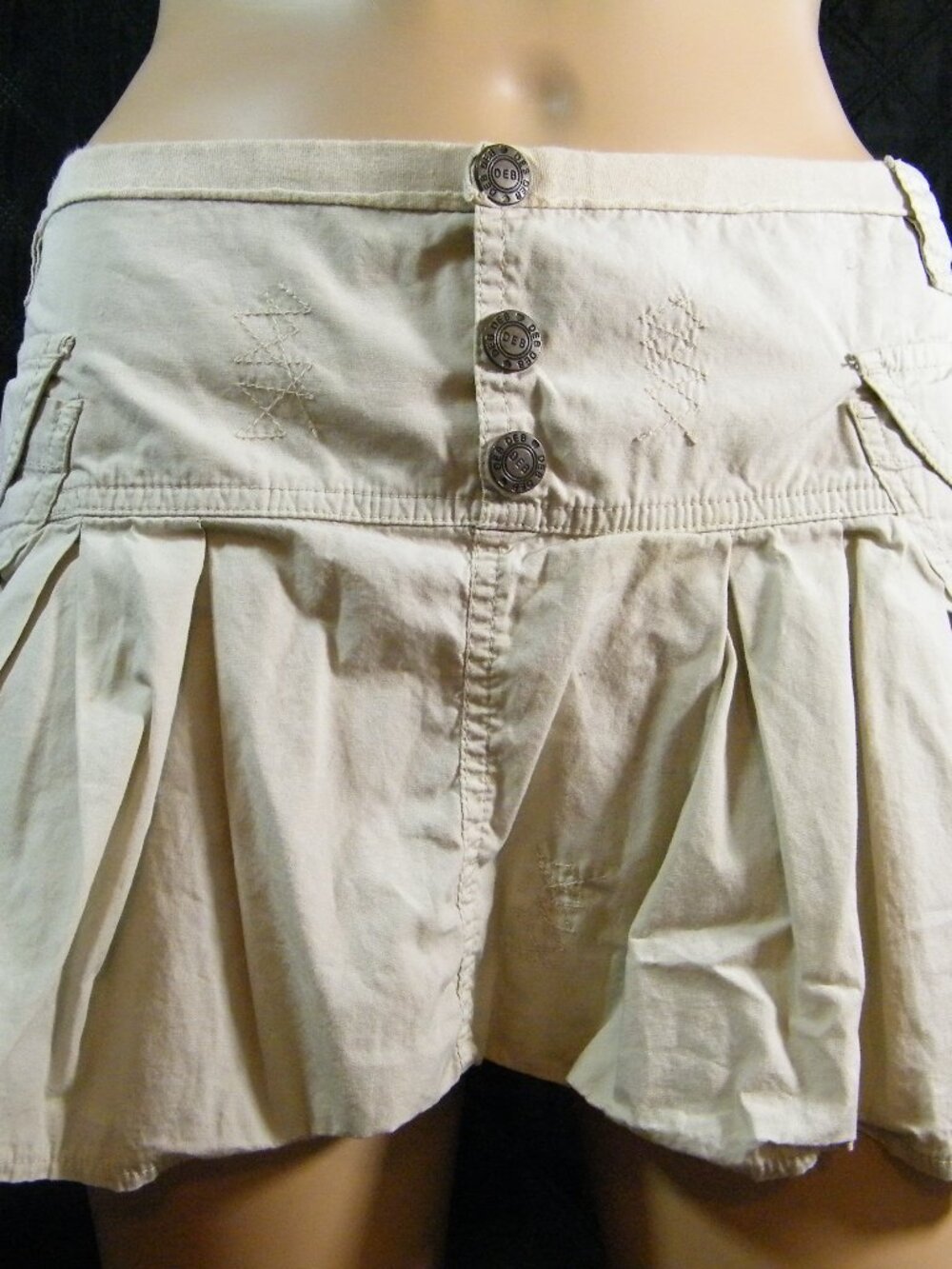Deb Y2k mini skirt Sz. 3 junior Color: beige/ cream